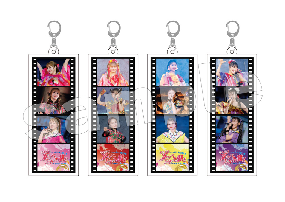 B賞　思い出3cutフォトアクリルキーホルダー（全4種）